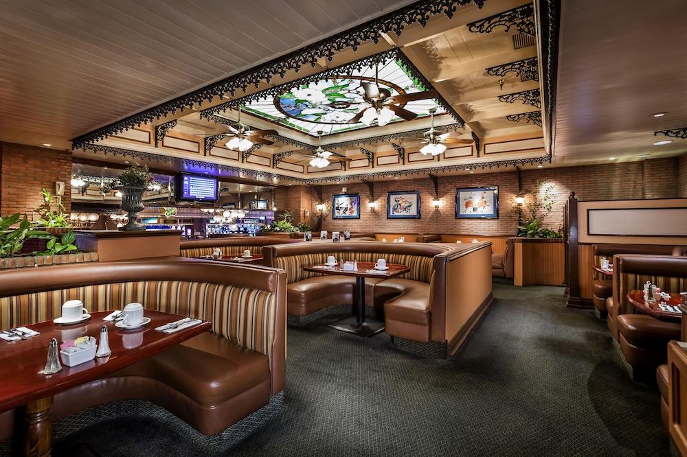Four Queens Hotel and Casino photo 33