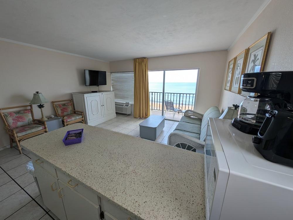 Traders Inn Beach Club photo 45