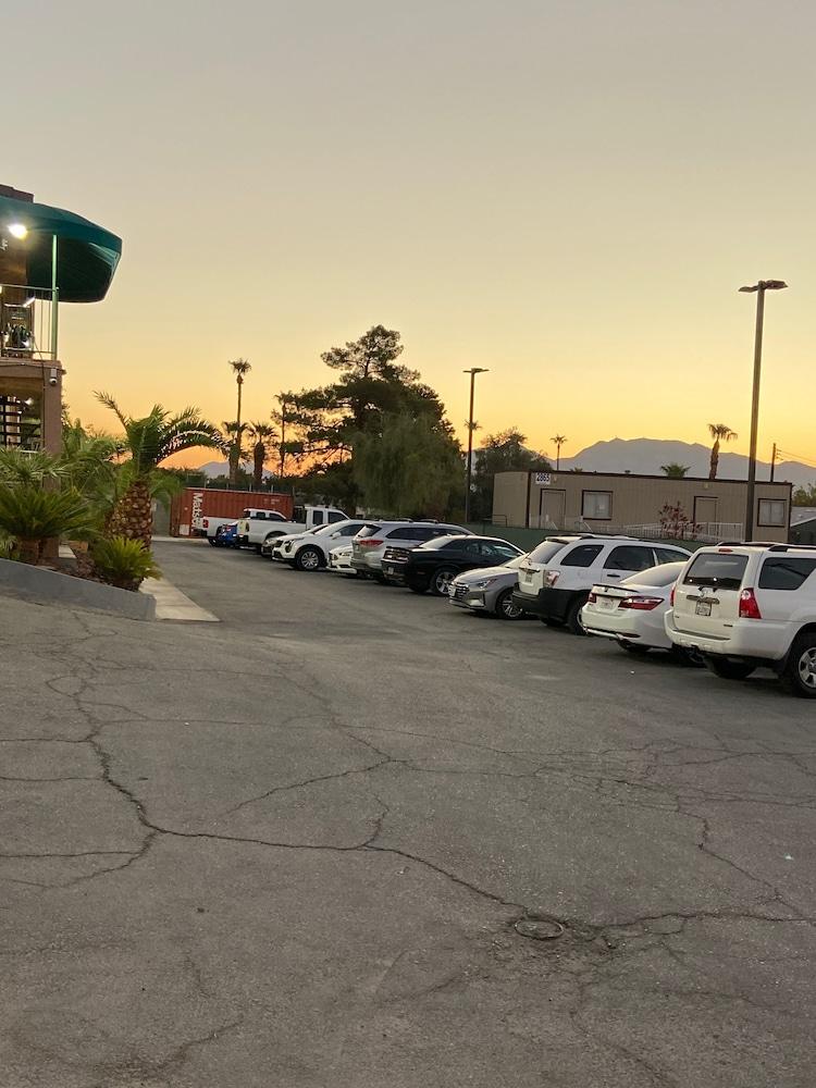 Crown Motel photo 51