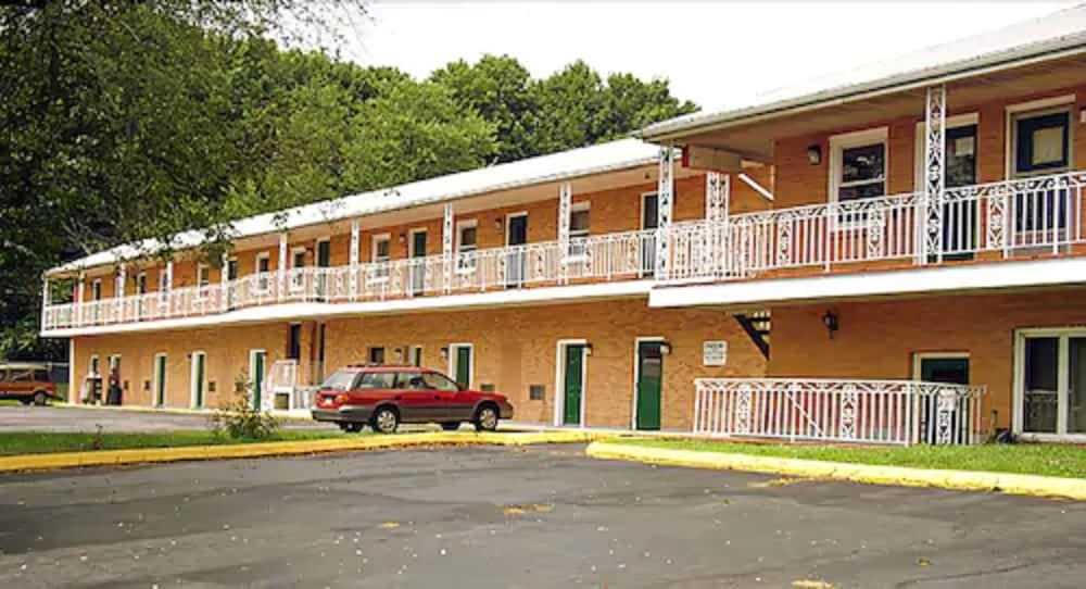 Wesley Inn & Suites photo 9