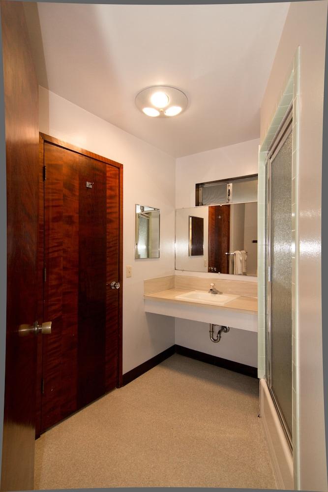 Curly Redwood Lodge photo 38