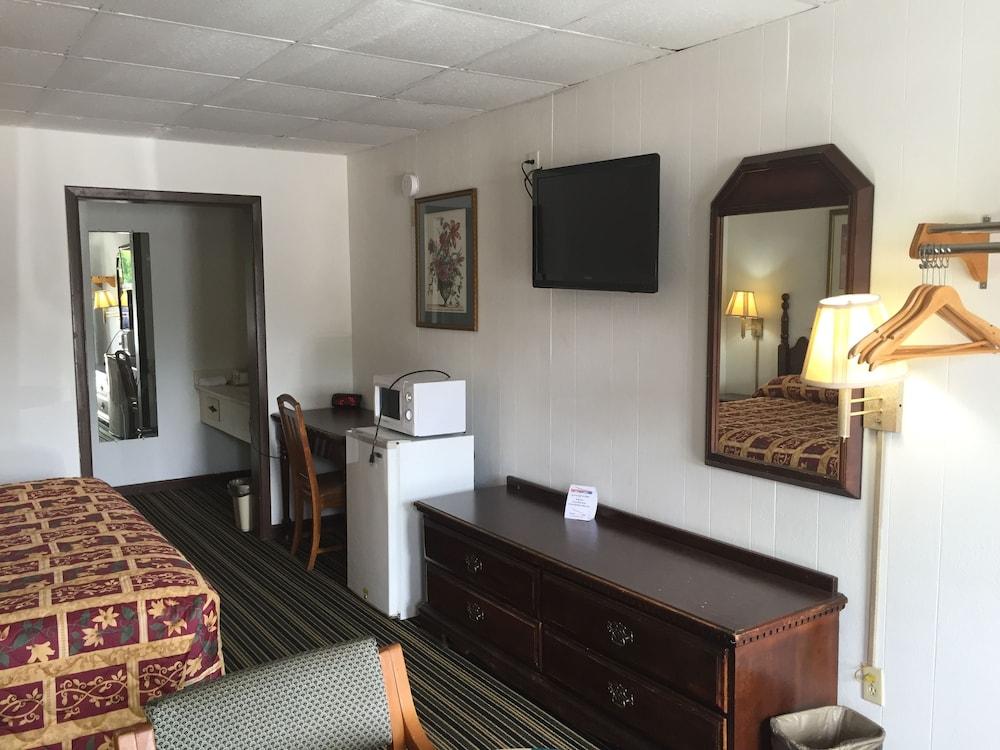 Scottish Inn & Suites photo 19