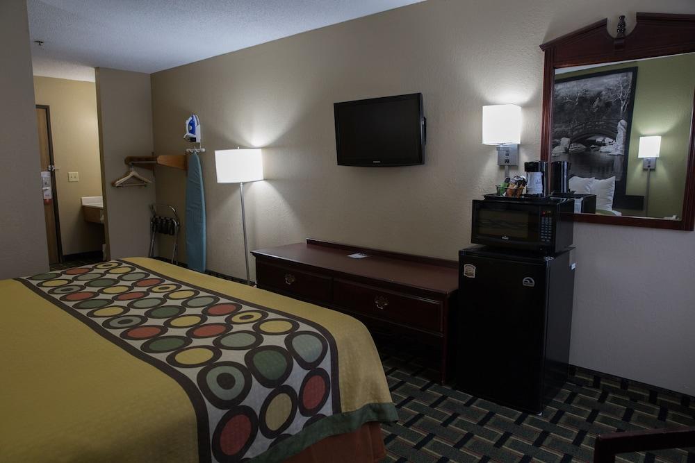 Econo Lodge Canton North photo 13