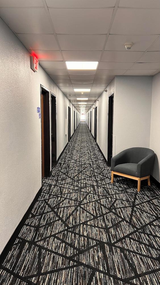 BlissPoint Inn & Suites photo 5