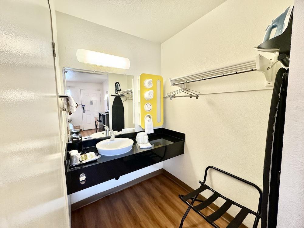 Studio 6 Suites – Bellflower, Ca  - Los Angeles photo 10