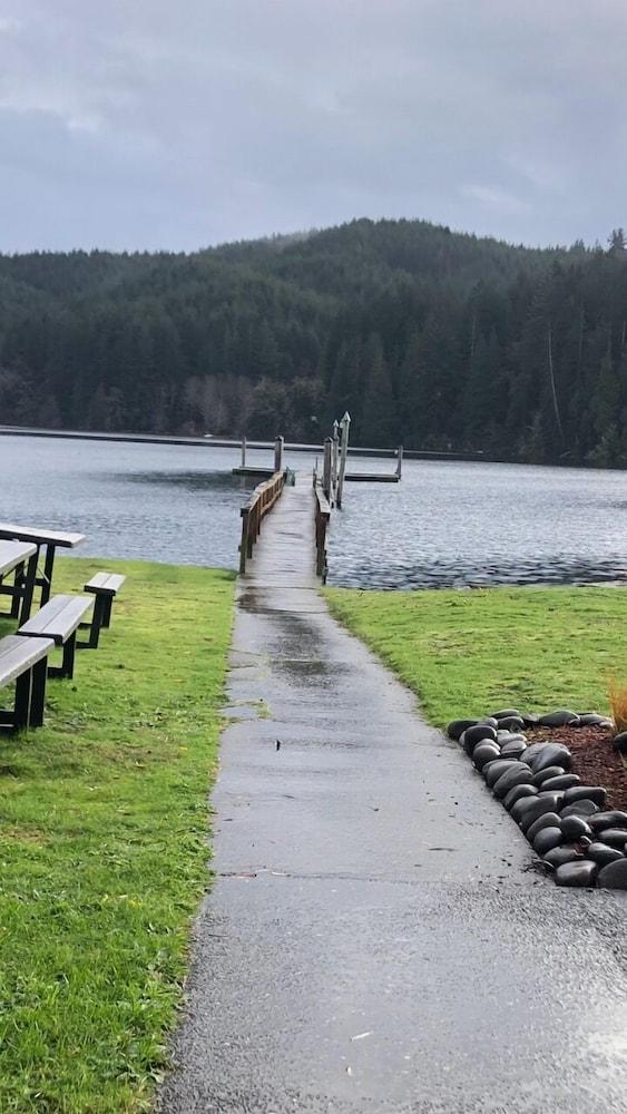 Lakeshore Lodge photo 30