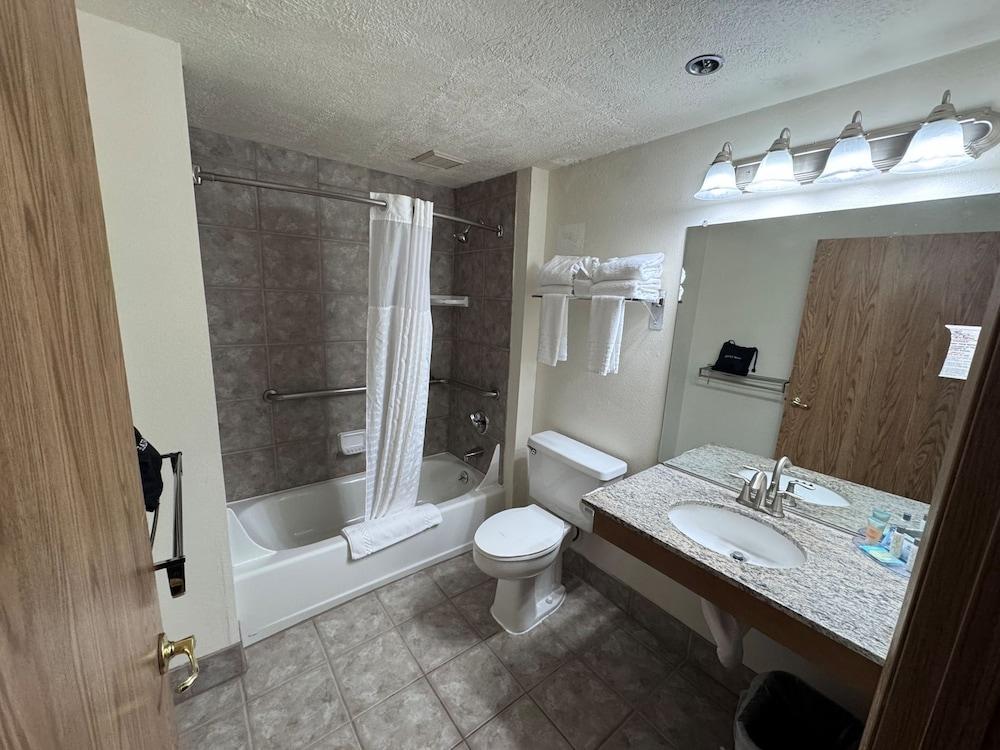 Promenade Inn & Suites Oceanfront photo 33