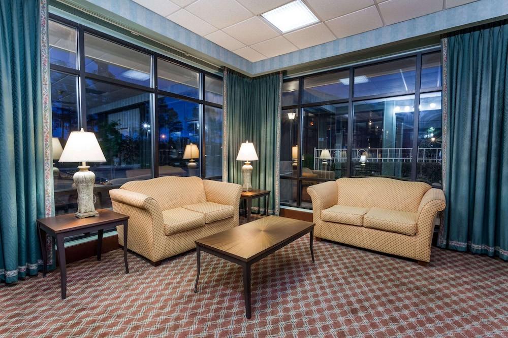 Days Inn by Wyndham Petersburg/South Fort Lee photo 10