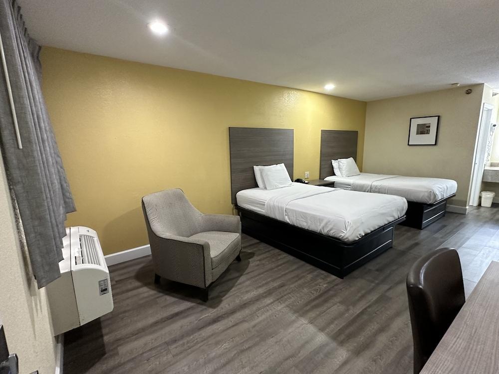 Rodeway Inn & Suites Highway 290 Northwest photo 9