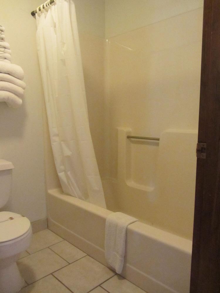 Green Dolphin Motel photo 7
