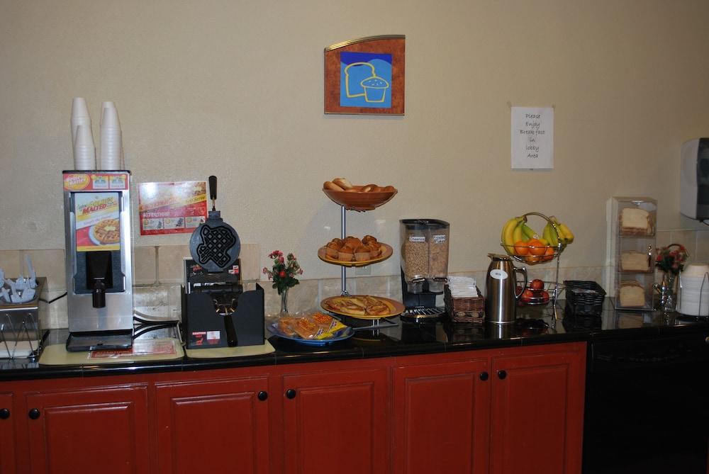 Americas Best Value Inn Lubbock E photo 10