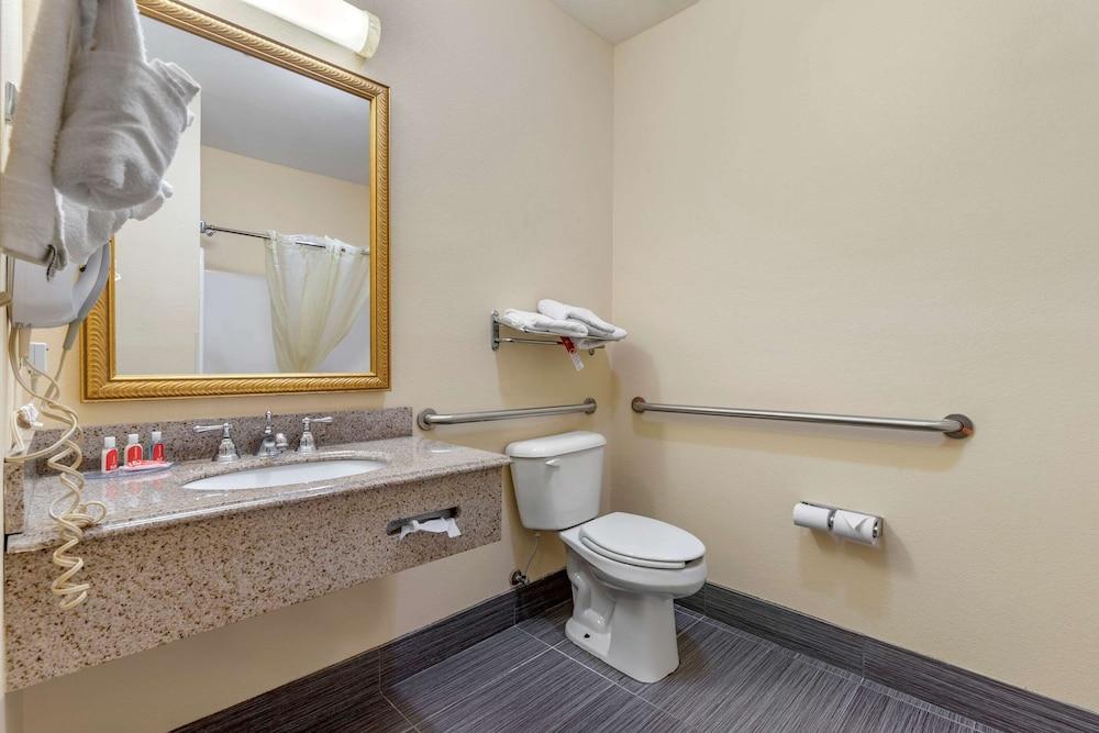 Econo Lodge Brunswick Travel Center photo 20
