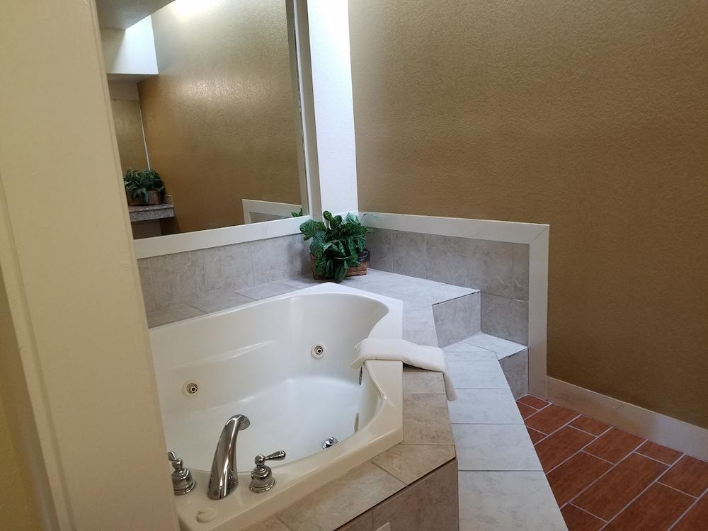 Days Inn by Wyndham Leesville photo 18