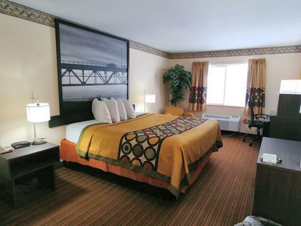 Super 8 by Wyndham Big Rapids photo 9