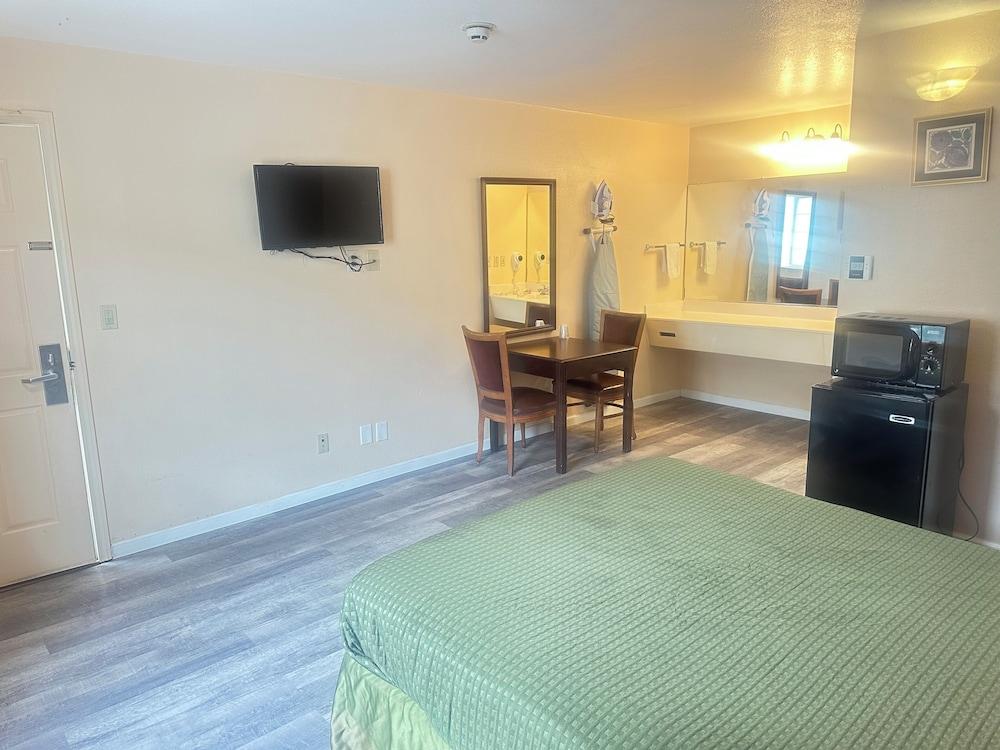 ROYAL INN photo 27