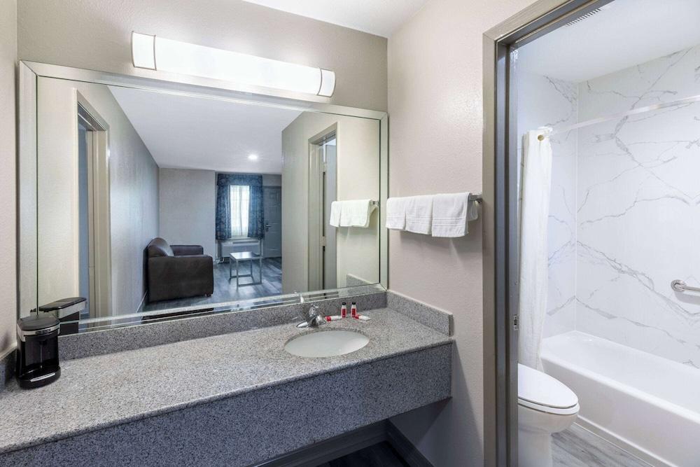 Days Inn by Wyndham Baytown Garth Road I10 East photo 18