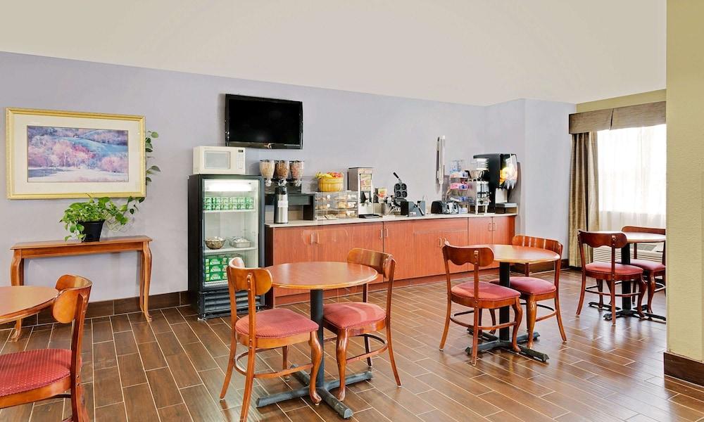 Microtel Inn & Suites by Wyndham Thomasville/High Point/Lexi photo 16