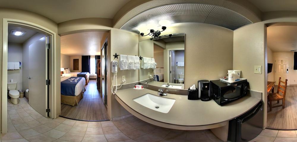 Days Inn & Suites by Wyndham Llano photo 13