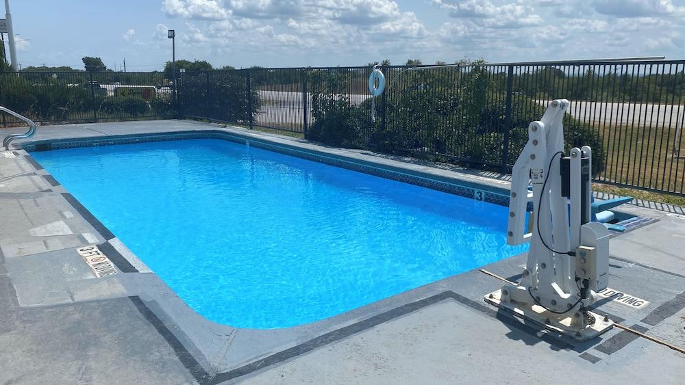 Super 8 by Wyndham Decatur Texas photo 8