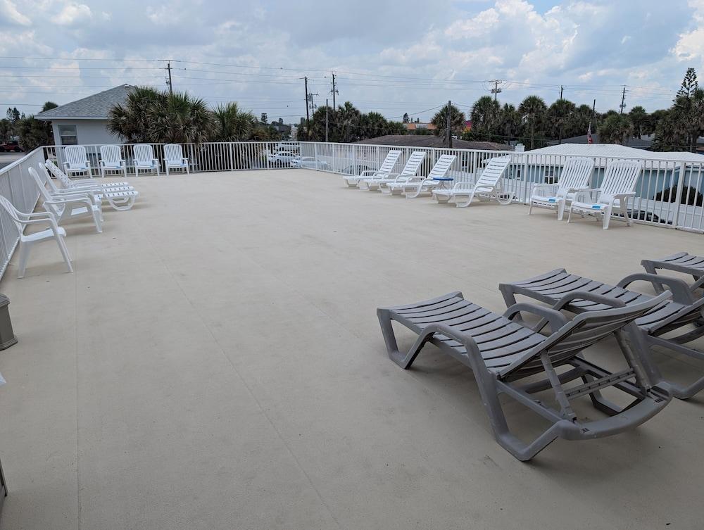 Traders Inn Beach Club photo 51