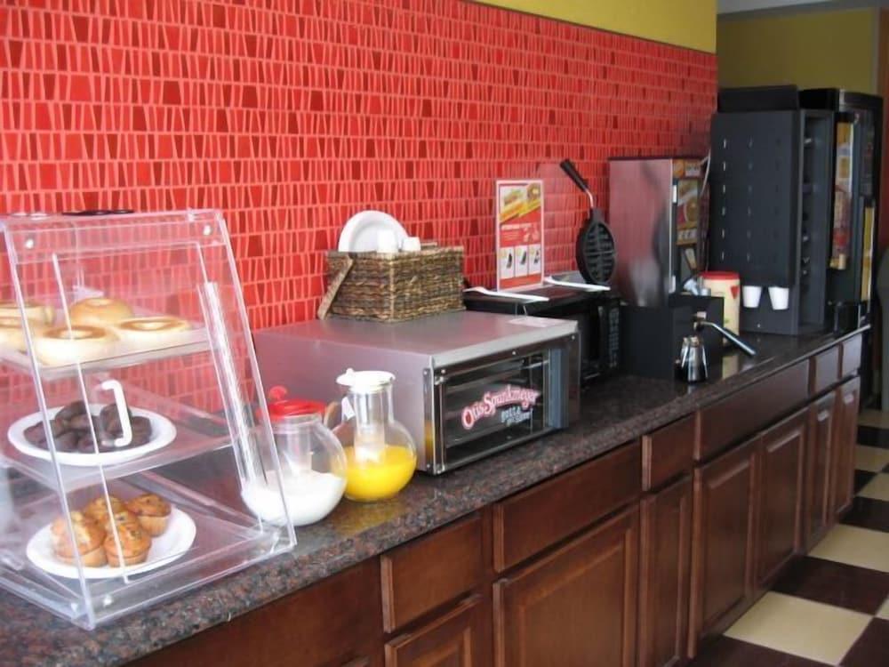 Townhouse Inn & Suites photo 16