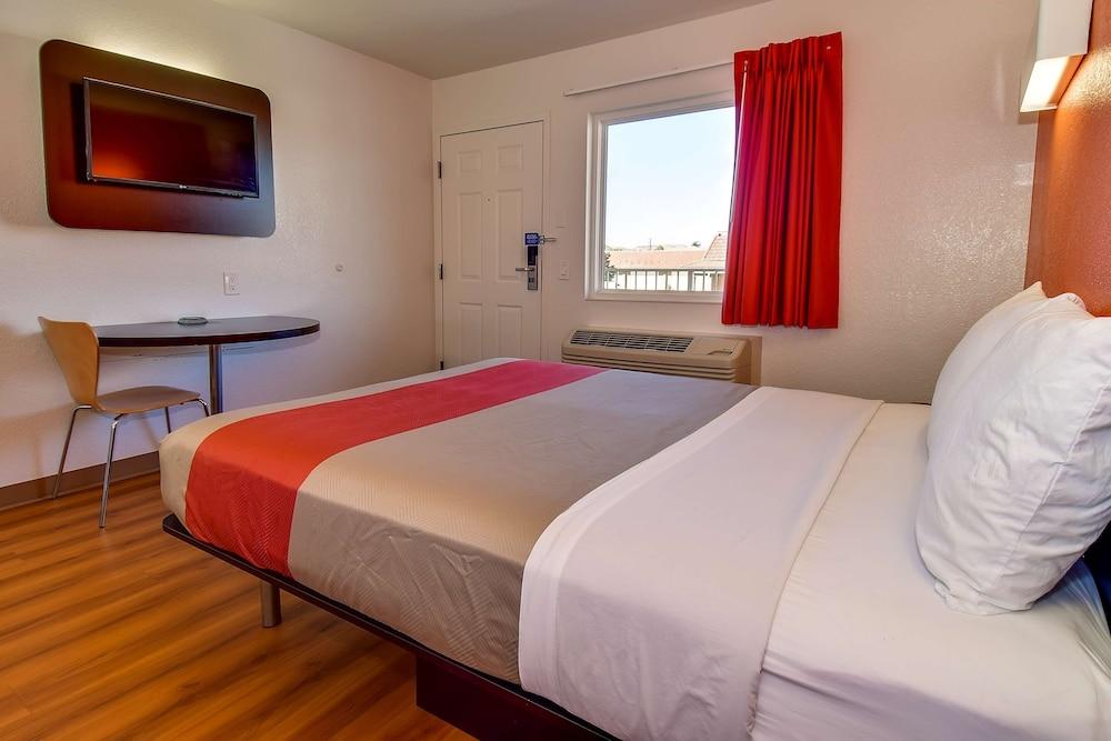 Motel 6 Riverside, CA - South photo 9