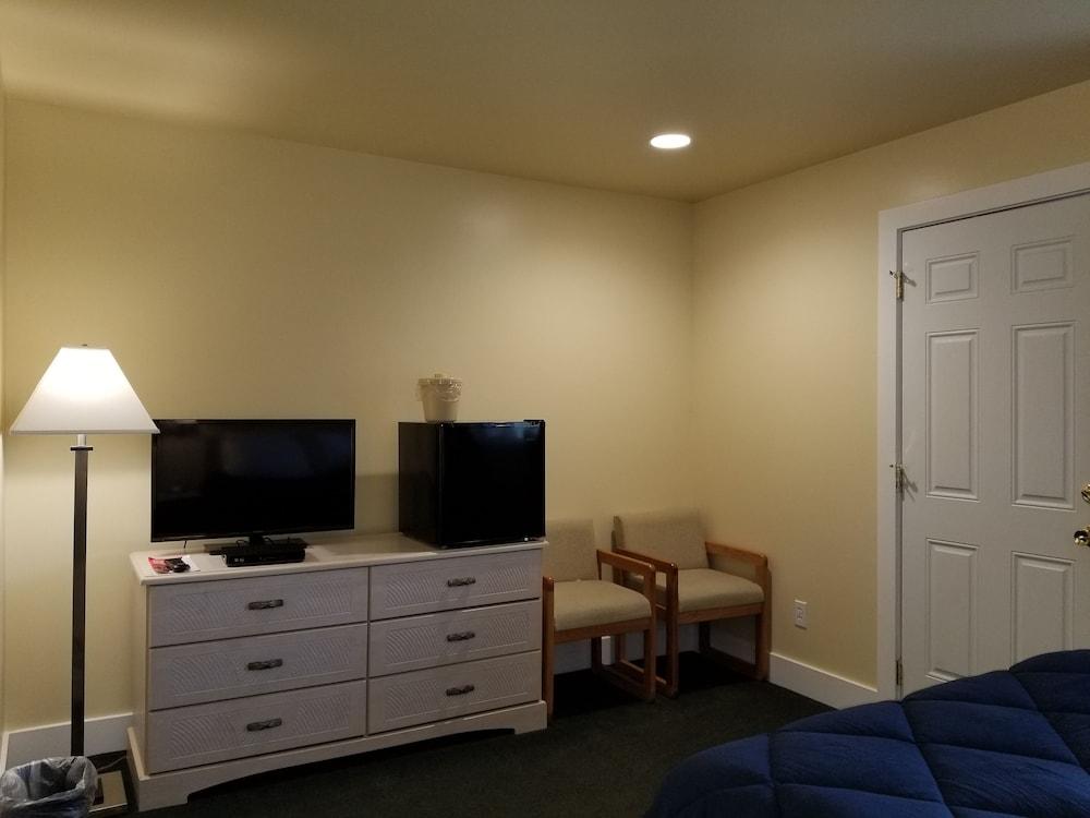 Captain's Quarters Motel photo 51