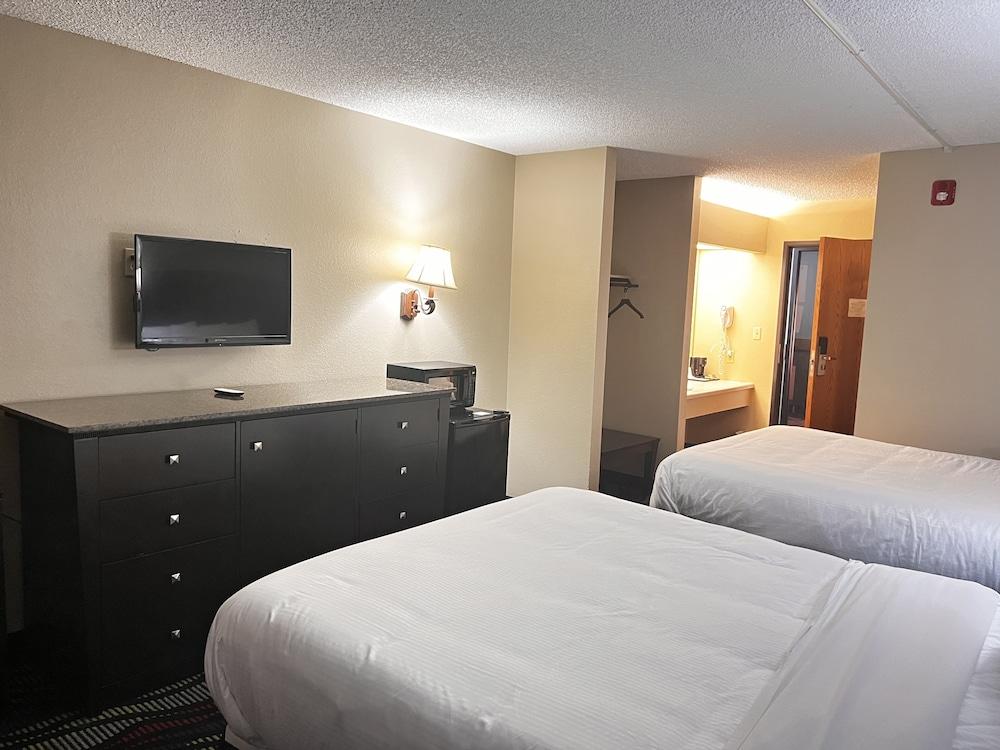 Apple Tree Inn and Suites photo 12