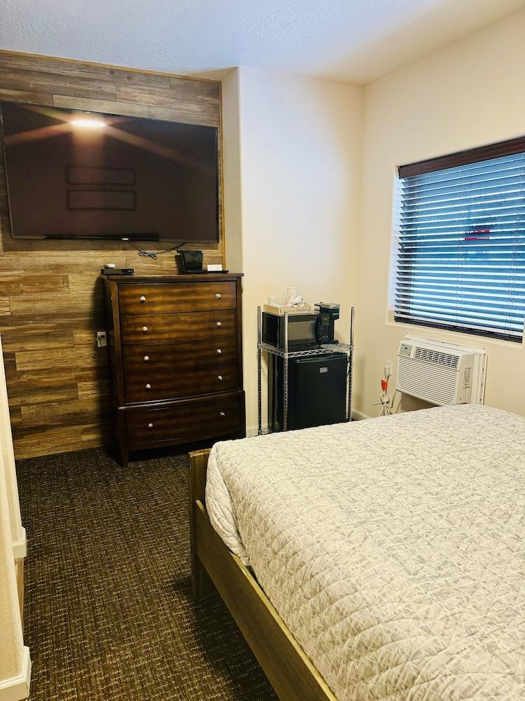 Grizzly Lodge Motel photo 15