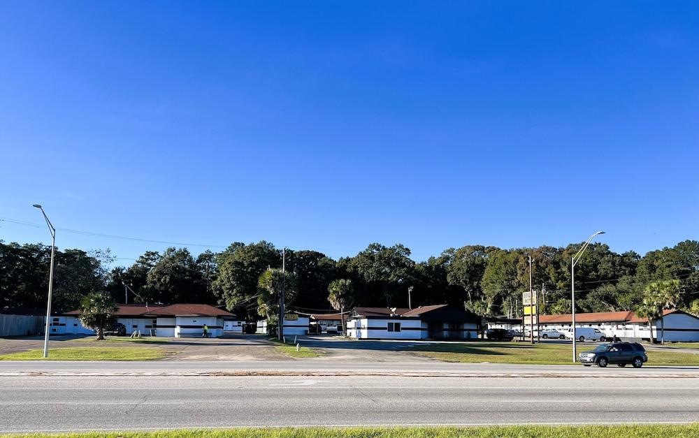 BEVERLY MOTEL photo 10