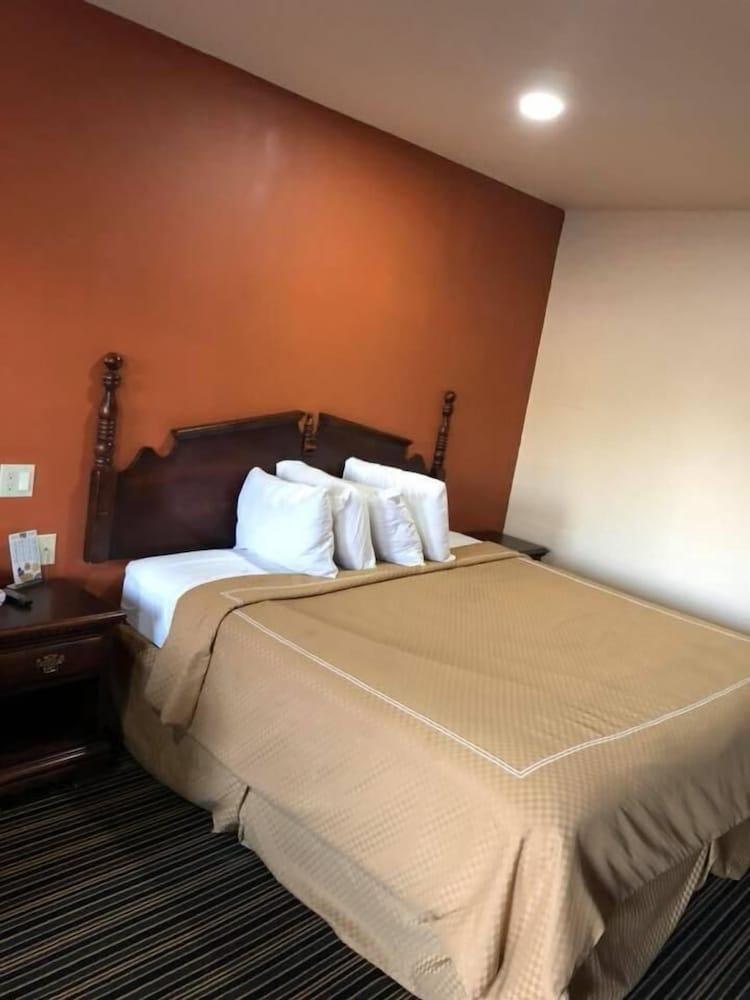 Scottish Inn & Suites photo 21
