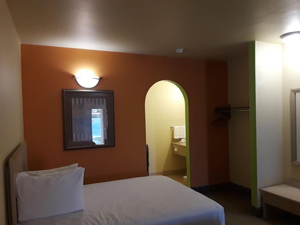 Sunbridge Inn & Suites photo 6