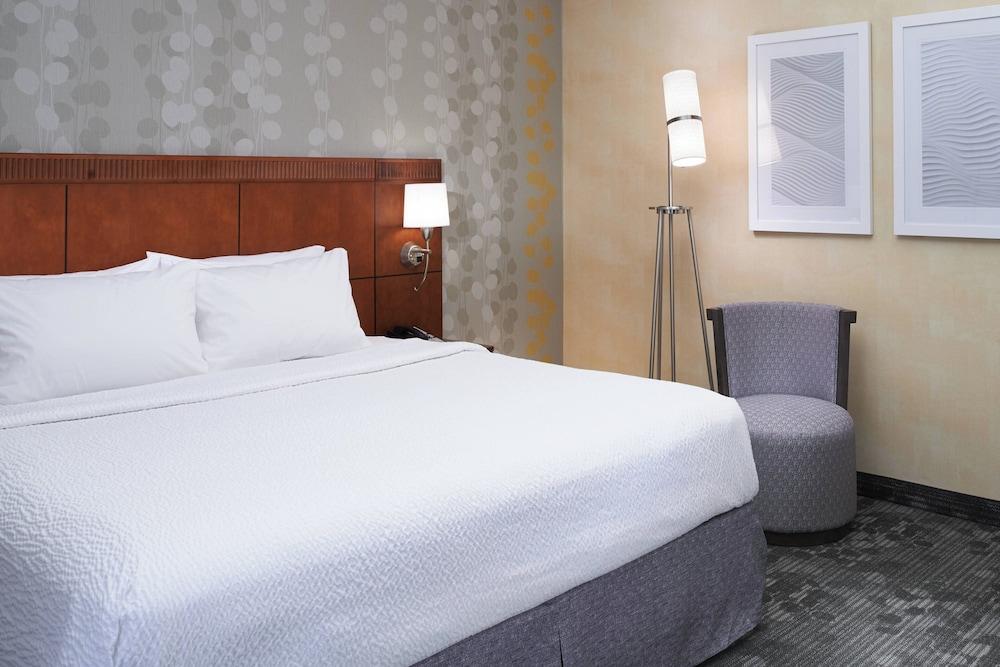 Courtyard by Marriott Detroit Dearborn photo 8
