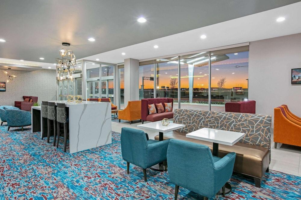 La Quinta Inn & Suites by Wyndham DFW West-Glade Parks photo 12
