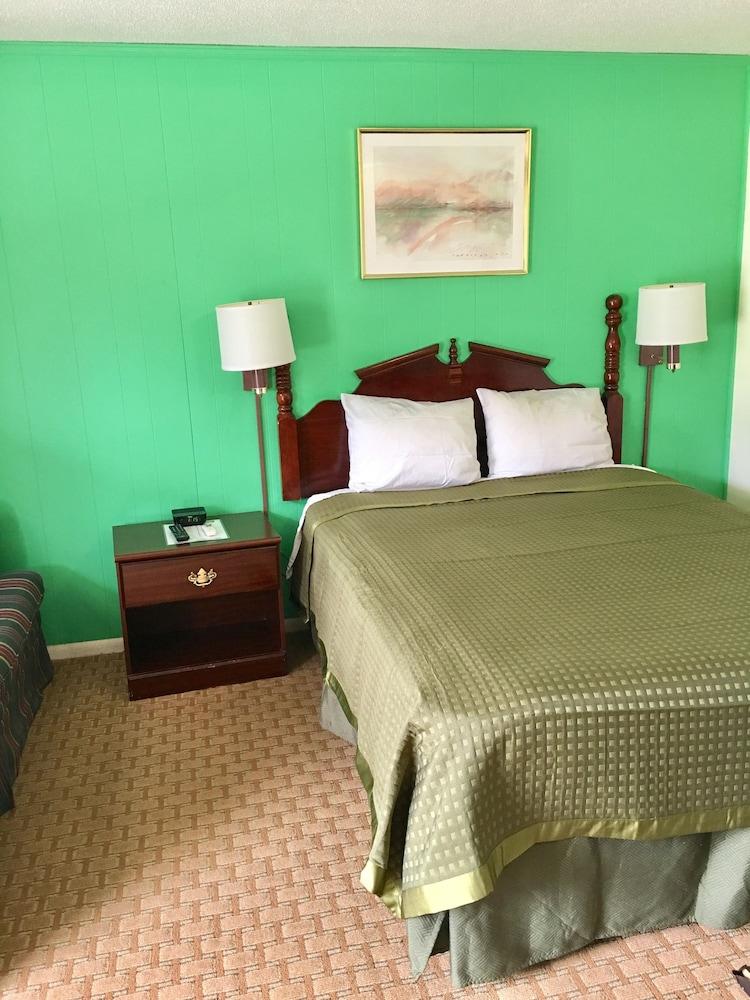Traveler's Inn Motel photo 31
