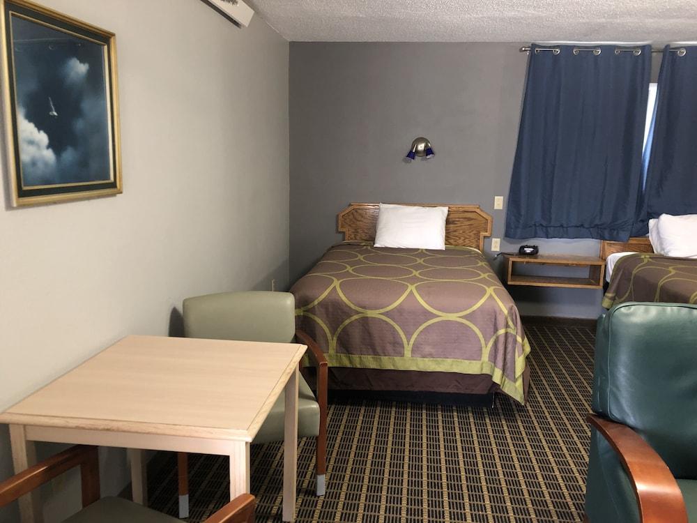Hawkeye Motel photo 4