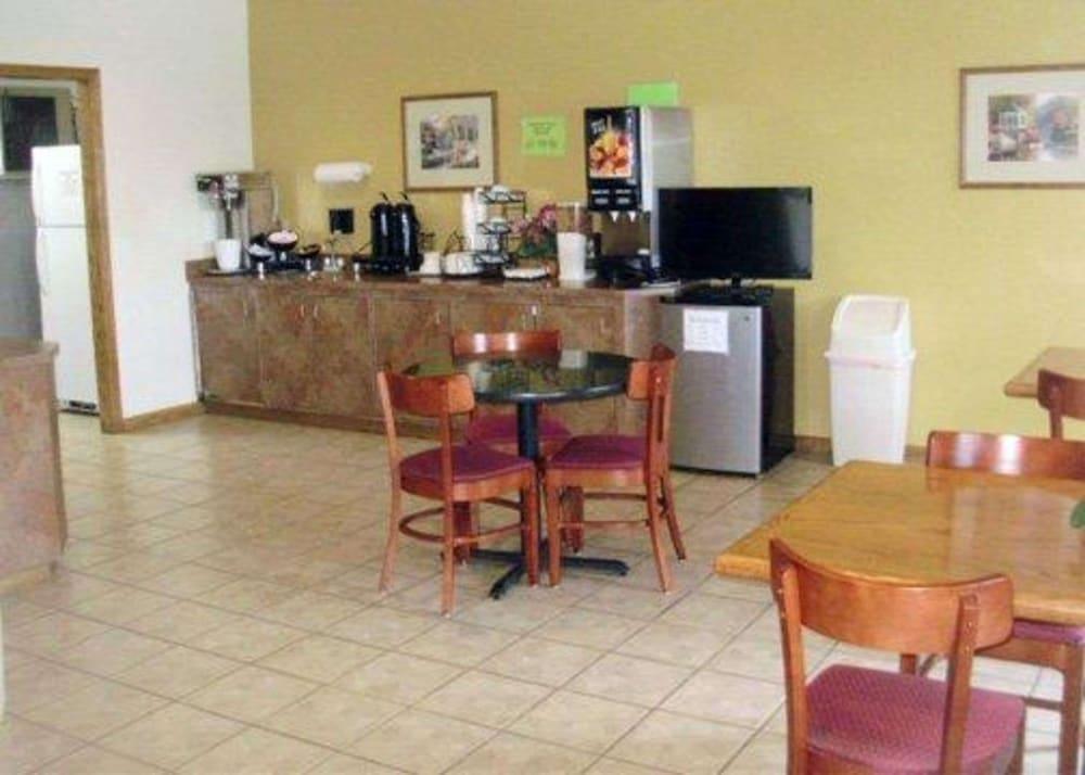 Rodeway Inn Salina North photo 12