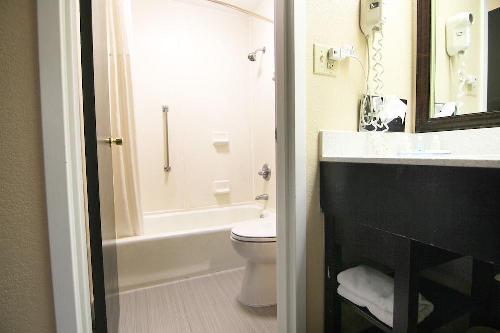 Quality Inn & Suites Franklin photo 18