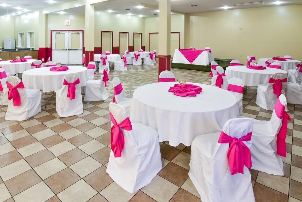 Columbus Grand Hotel & Banquet Center photo 32