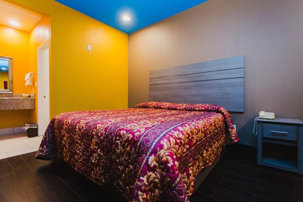 Moonlight Suites - Houston George Bush Intl Airport photo 23