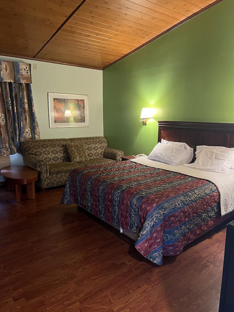 Town & Country Motel photo 11