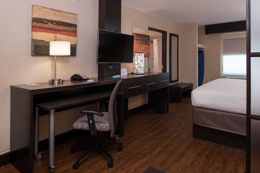 Holiday Inn Express & Suites San Antonio Medical-Six Flags by IHG photo 38