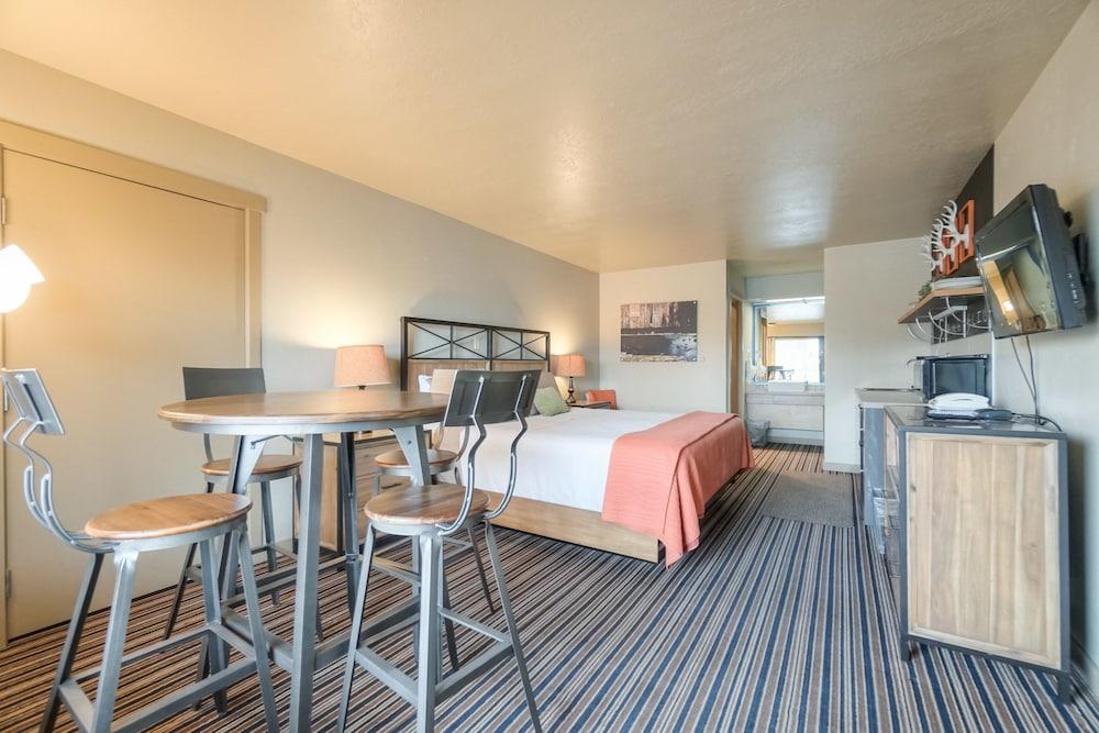 Blue Lakes Inn & Extended Stay photo 31