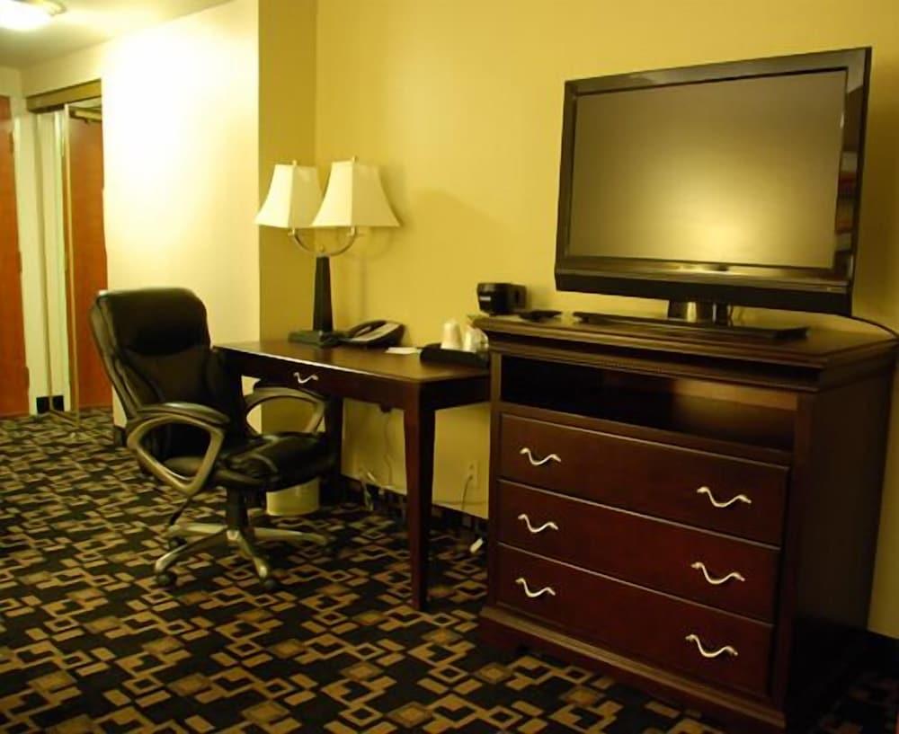 The Plaza Hotel & Suites Winona photo 29