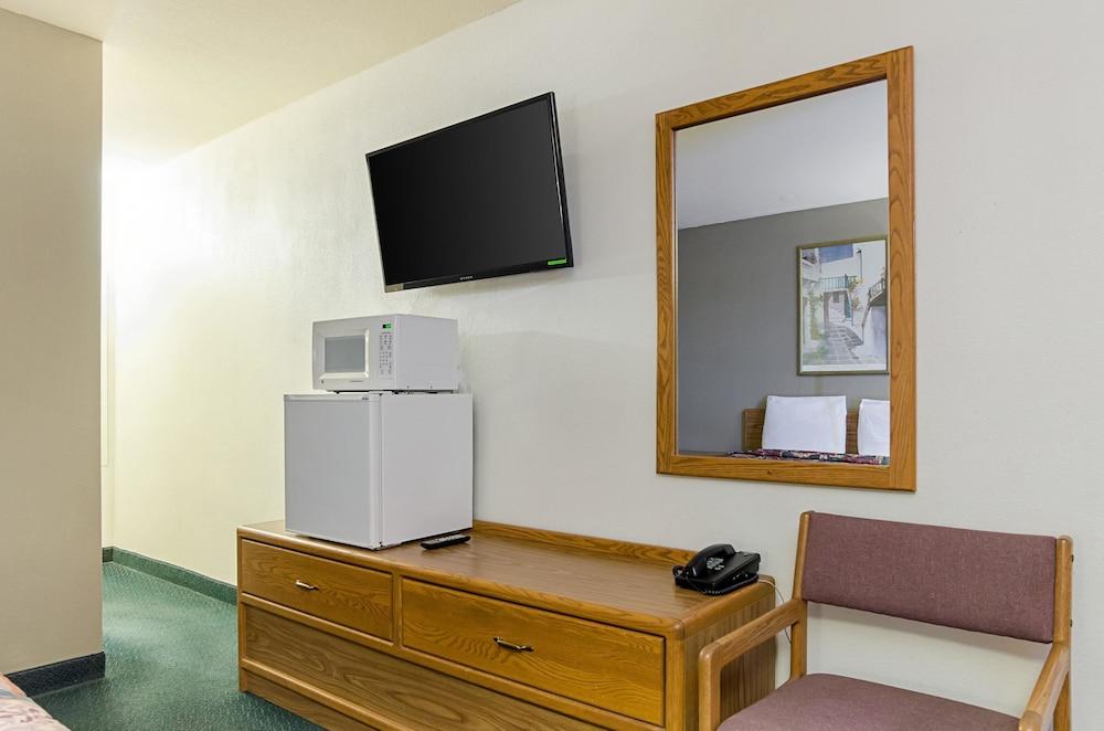Econo Lodge photo 20