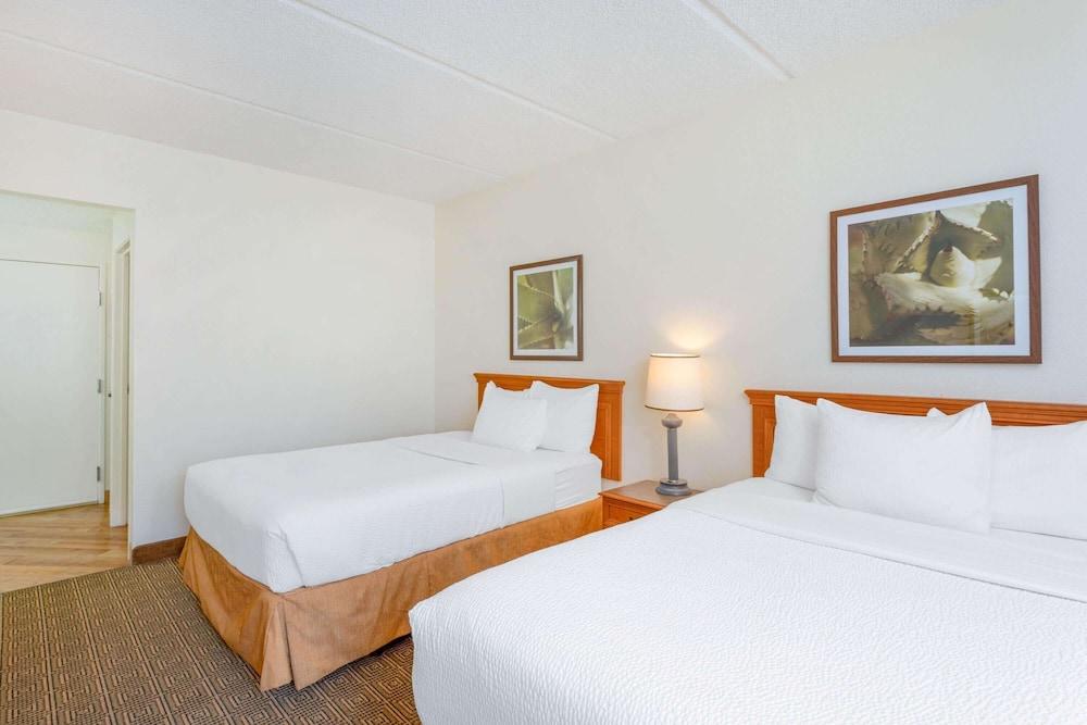 La Quinta Inn & Suites by Wyndham Jacksonville Mandarin photo 6