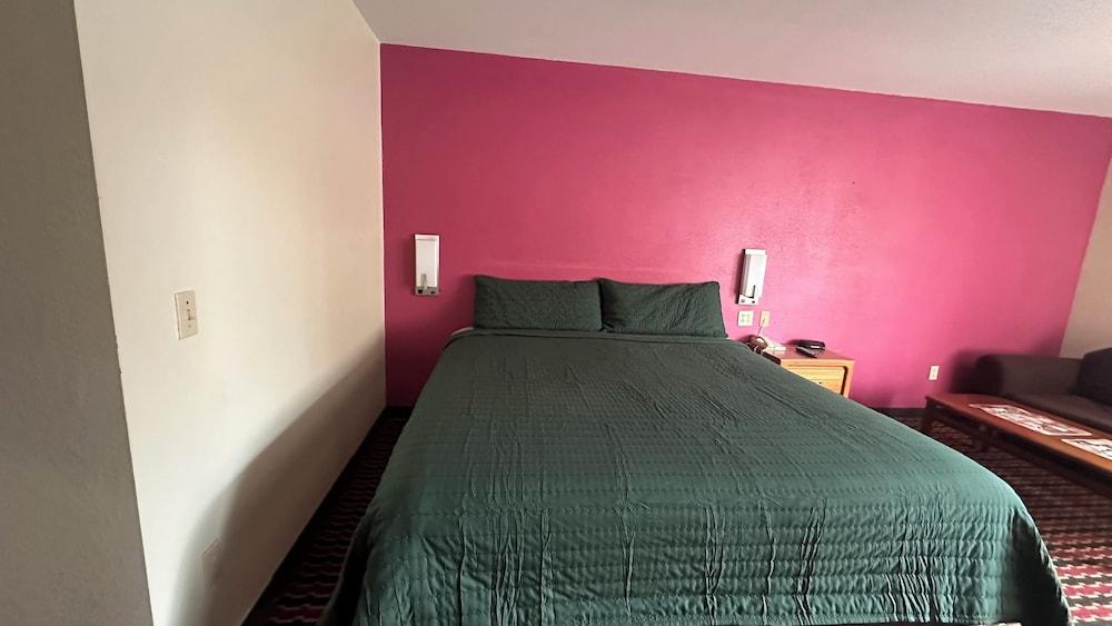 Chesaning Inn & Suites photo 2