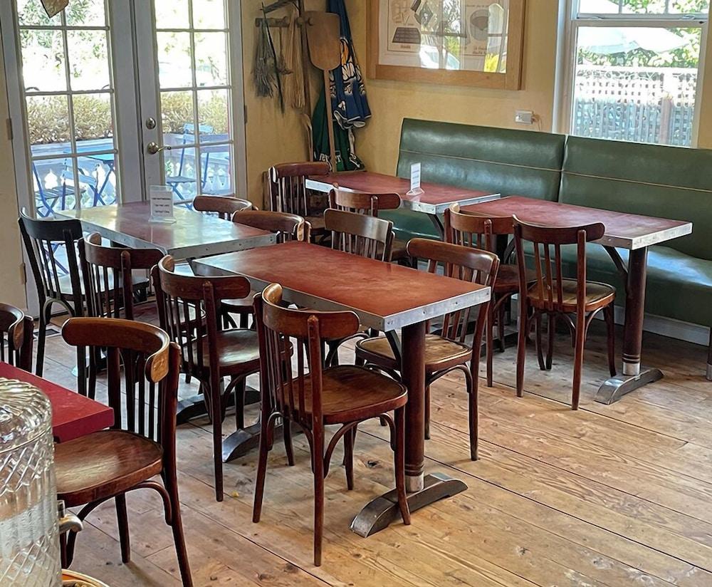 Metro Hotel and Cafe photo 28