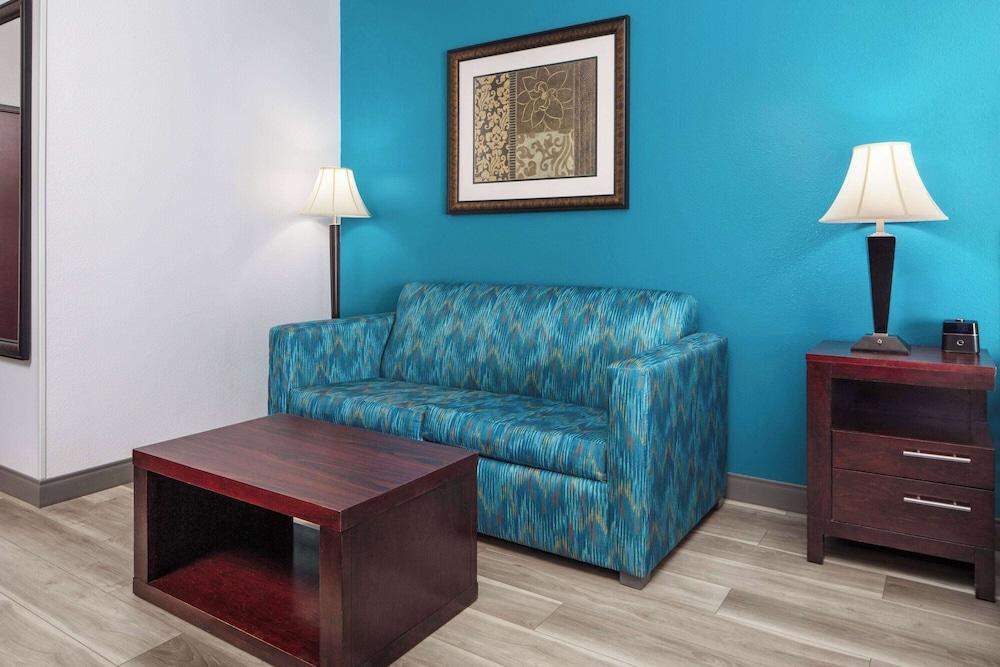 La Quinta Inn & Suites by Wyndham Woodward photo 30