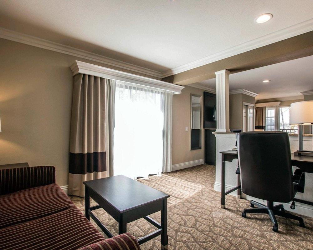 Comfort Suites San Clemente Beach photo 41